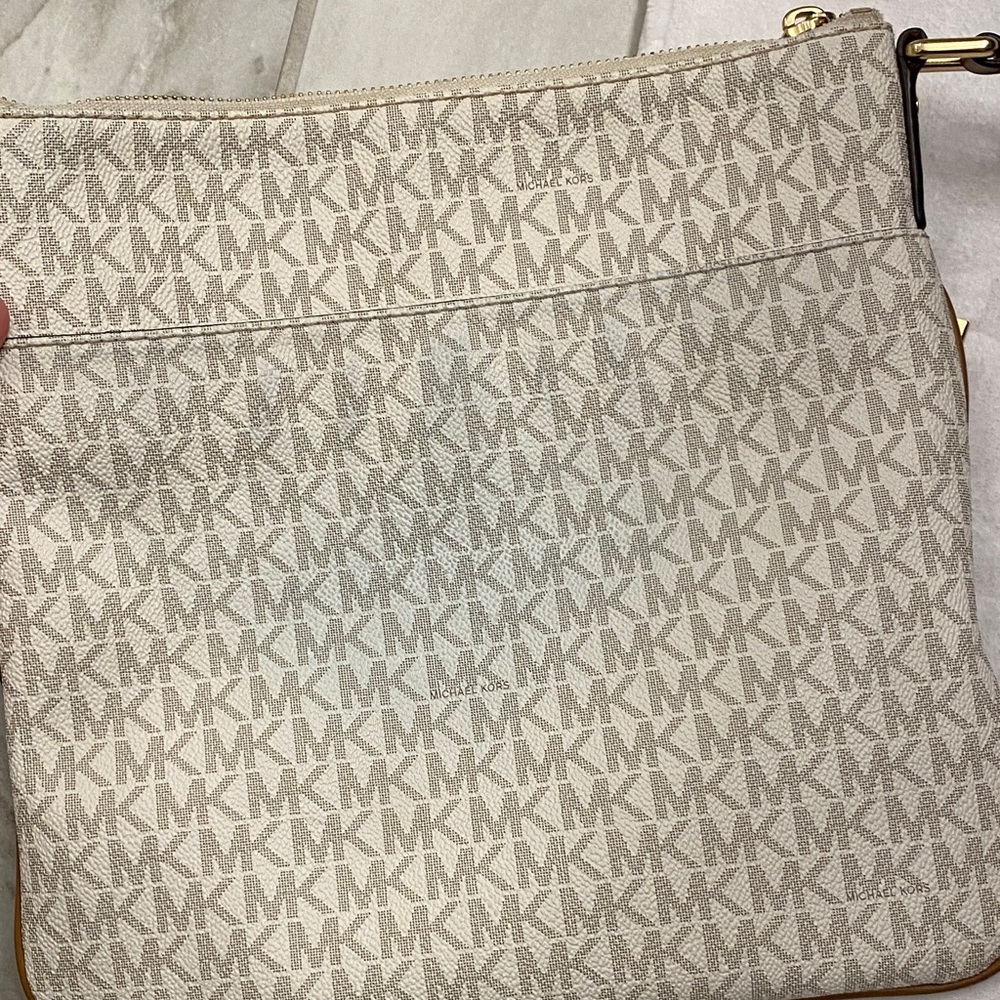 Michael Kors Crossbody Bag in cream - Picture 4 of 8